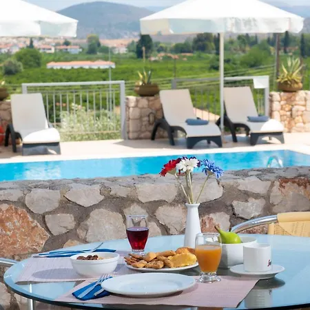 Lilly Apartmán Tolón